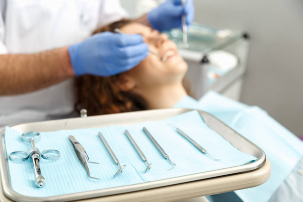 Zubař zkoumání pacienta zuby u zubaře - Fotografie, Obrázek