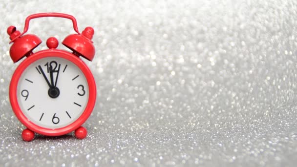 Zeitrahmen, rote Abenduhr zählt Sekunden bis Mitternacht, Neujahrsgrußkarte schreiben, rote Abenduhr zeigt fünf Minuten vor zwölf, letzte Minute, letzte Chance - Filmmaterial, Video
