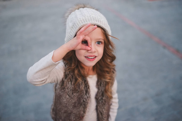 cute little girl with knitted hat - Foto, immagini