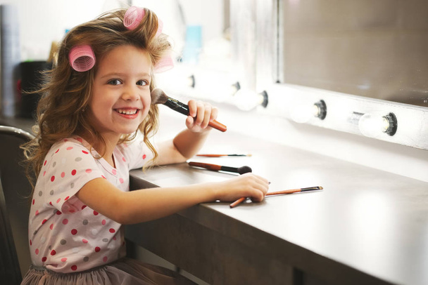 cute little girl making make-up - Foto, immagini