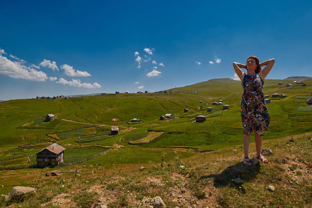 Khulo グルジア アジャリア村近傍の若い幸せな女 - 写真・画像