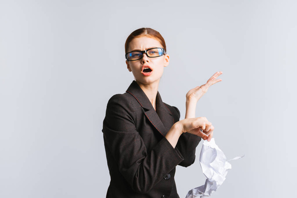 ontevreden business lady meisje met bril en zwarte strikte pak verfrommeld documenten - Foto, afbeelding