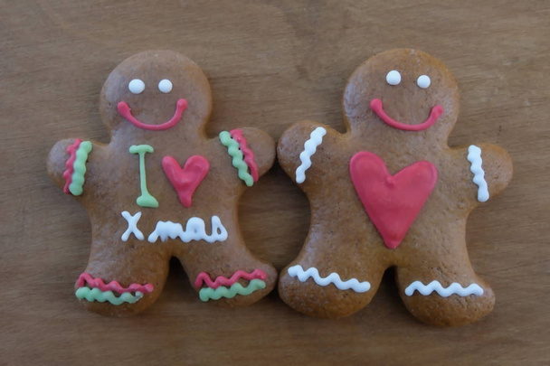 Two homemade gingerbreads cookies who loves Christmas - Photo, Image