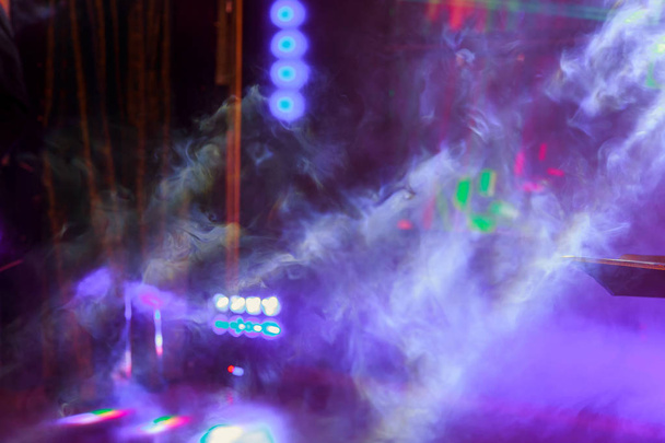 Luci laser luci rosa e fumo nel club per la festa
 - Foto, immagini