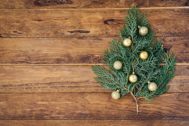 Kerstboom op houten achtergrond. Kopie ruimte, bovenaanzicht  - Foto, afbeelding