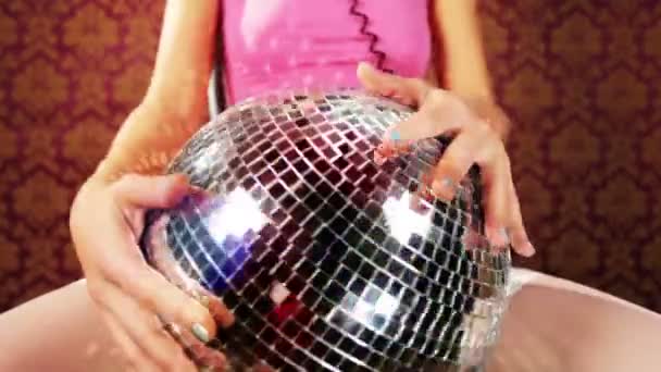 μια σούπερ σέξι γυναίκα χορεύει και να πειράζει σε εσώρουχα σε μια καρέκλα - Πλάνα, βίντεο
