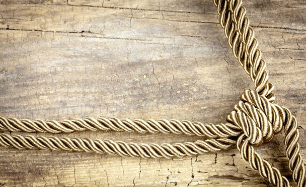 Кутова мотузка на дерев'яному столі
 - Фото, зображення