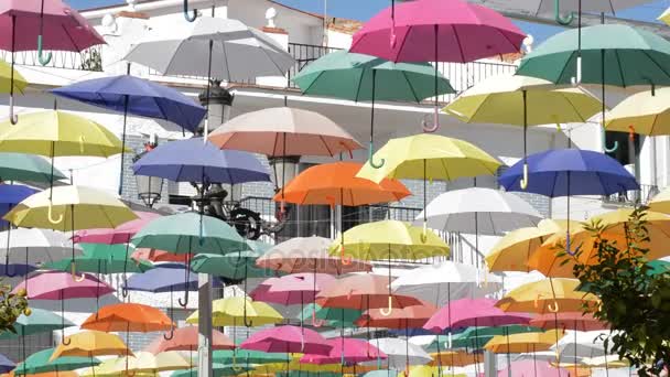 Barevný deštník haldy v jedné vesnici náměstí slunečný den - Záběry, video