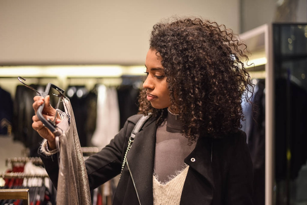 junge schwarze Frau beim Einkaufen in einem Geschäft - Foto, Bild