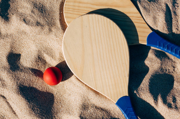 Beach tennis, beach paddle ball, matkot. Beach rackets and ball on the beach - Foto, Imagen