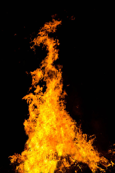 Пламя на черном фоне - Фото, изображение