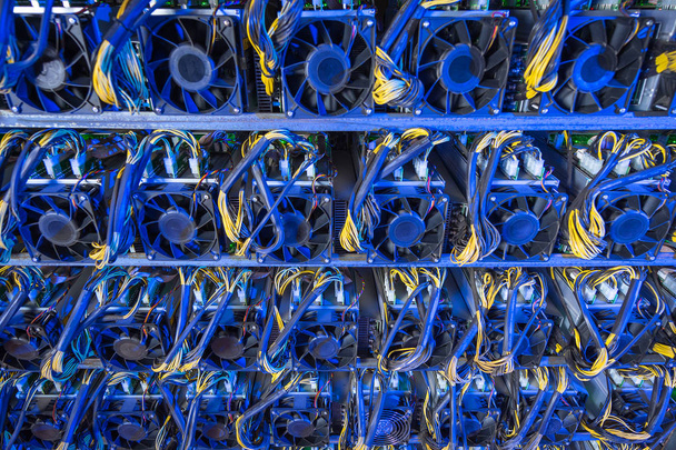 Bitcoin cryptocurrency bányászati farm - Fotó, kép
