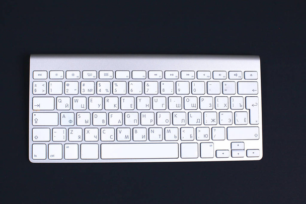 teclado de aluminio con estilo se encuentra en una mesa negra
 - Foto, Imagen