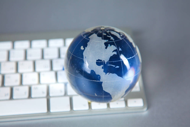 Cristal globe de la Terre sur un ordinateur
 - Photo, image