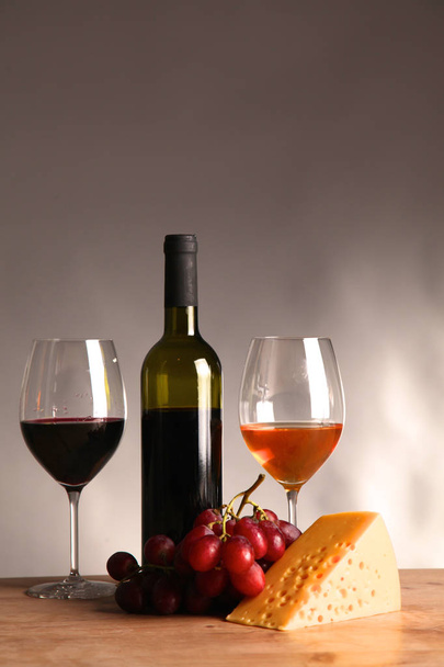 bir şişe şarap ve cam masanın üzerine - Fotoğraf, Görsel