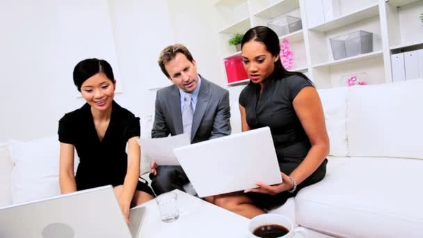 Informális Multi etnikai üzleti találkozója Office - Felvétel, videó