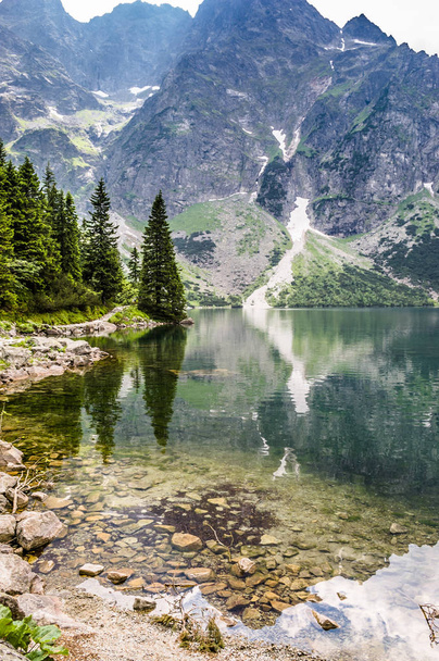 Τοπίο του βουνού λίμνη με καθαρά νερά στο σμαραγδένιο χρώμα στα βουνά Τάτρα πάνω Morskie Oko - Φωτογραφία, εικόνα