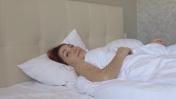 Menina bonita acorda em cama grande no hotel
 - Filmagem, Vídeo
