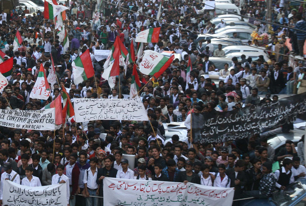 APMSO) están protestando contra la emisión de un aviso de desacato al Jefe del Movimiento Muttehda Qaumi, Altaf Hussain
 - Foto, Imagen