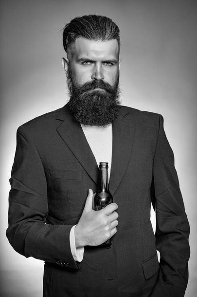 Bearded man with beer bottle - Foto, Bild
