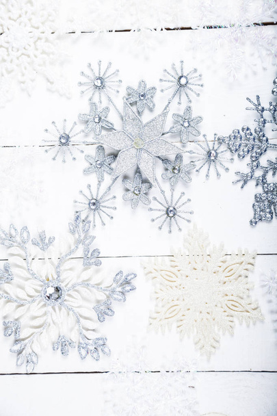 Silvery snowflakes on a wooden background - Fotoğraf, Görsel