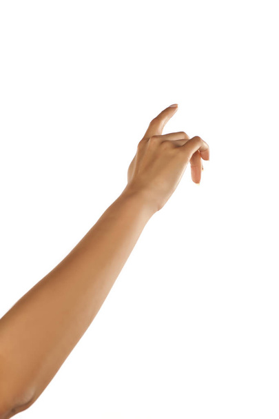  Γυναικείο χέρι αγγίζει ένα κενό διάστημα με δείκτη - Φωτογραφία, εικόνα