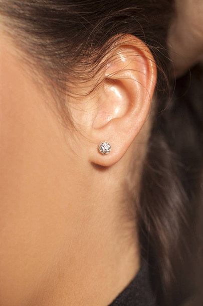 Closeup ženské ucho s malým luxusní stud náušnice - Fotografie, Obrázek