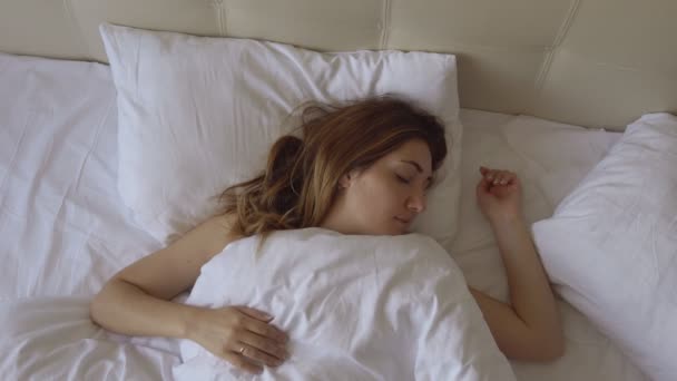 Genç uykulu kadın uyandım - Video, Çekim