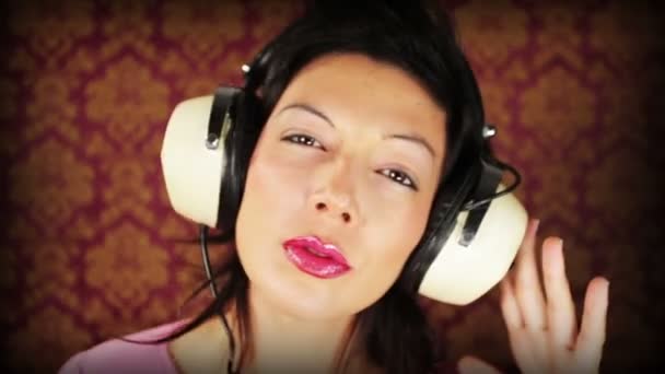 Uma mulher super sexy dança e brinca usando fones de ouvido em uma cadeira
 - Filmagem, Vídeo