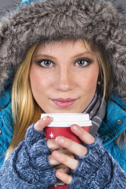 Блондинка зимова модель пиття напоїв
 - Фото, зображення