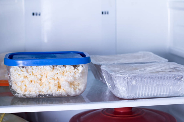 Raejuusto ja juustolaatikko jääkaapissa
 - Valokuva, kuva