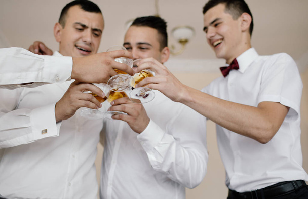groom and his groomsmen drinking whiskey - Фото, зображення