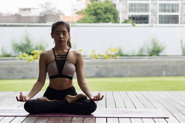 Donna attraente Giocare a yoga per la sua buona salute
 - Foto, immagini