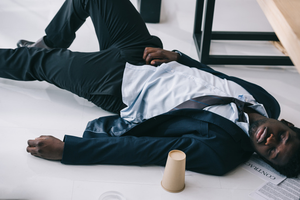 уставший африканский американский бизнесмен спит в офисе
 - Фото, изображение