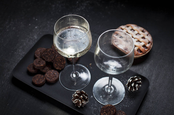 Tarte américaine aux biscuits et verres au champagne. Sur une plaque noire
 - Photo, image