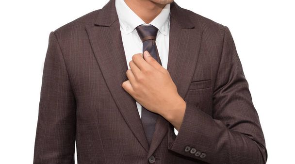 Homme d'affaires arrangeant sa cravate sur fond blanc
 - Photo, image