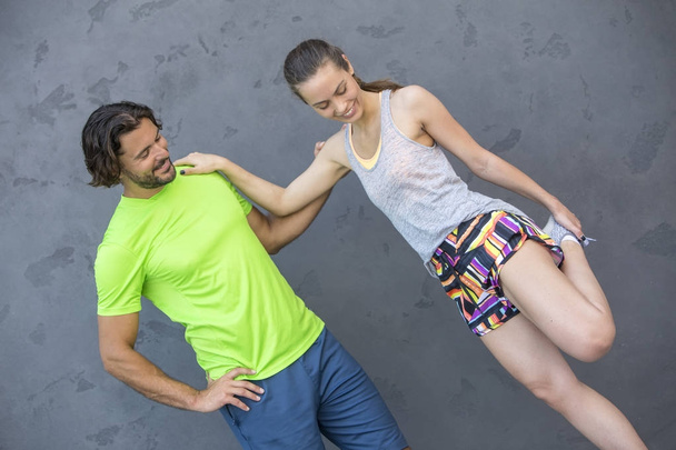 Aantrekkelijke vrouw trainen met een personal trainer buiten op s - Foto, afbeelding