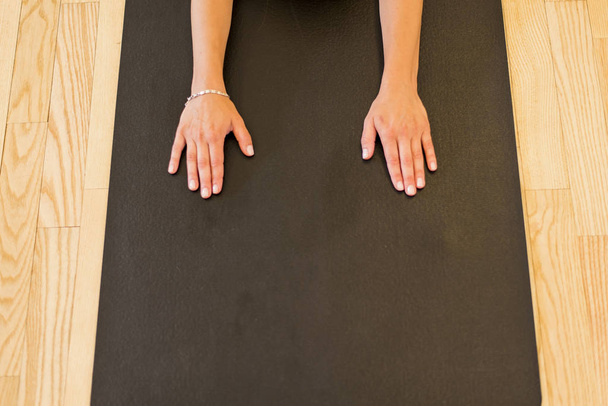 Woman doing yoga in studio - Zdjęcie, obraz