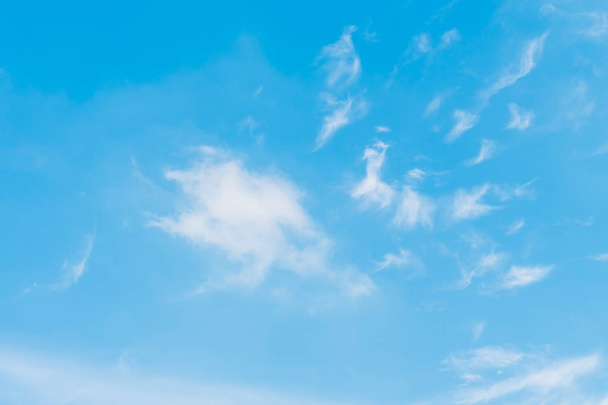 Beautiful white cloud on blue sky background - Foto, afbeelding