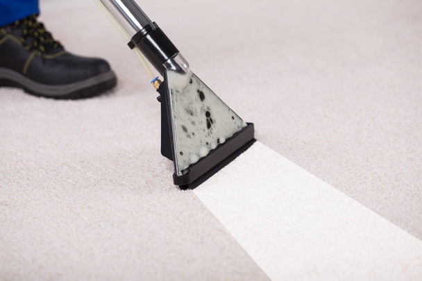 Person Cleaning Carpet - Фото, зображення