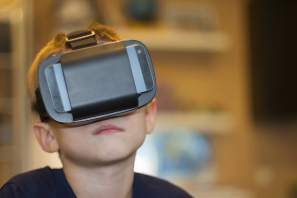 Virtuális valóság tapasztalt fiú - Fotó, kép
