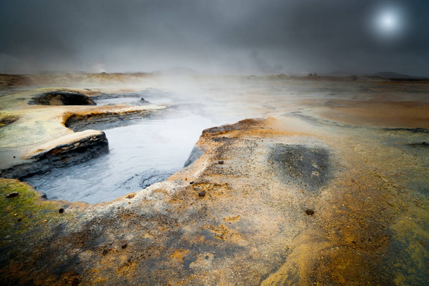 кипящий бассейн с горячей грязью в Хверире, Исландия
  - Фото, изображение