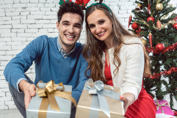Paar mit Weihnachtsgeschenken in Silber und Gold - Foto, Bild