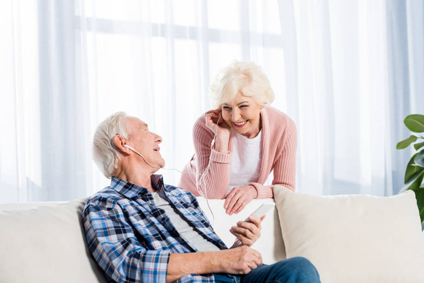 felice coppia anziana in cuffia ascoltare musica insieme a casa
 - Foto, immagini