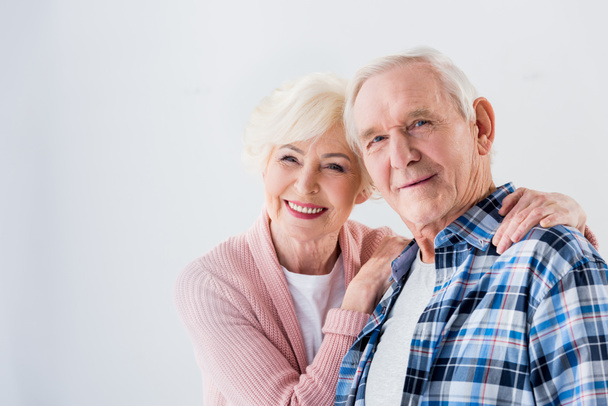 portrét šťastnému páru Senior při pohledu na fotoaparát - Fotografie, Obrázek