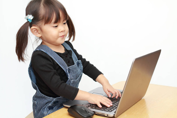 Niña japonesa usando portátil PC (3 años de edad
) - Foto, imagen