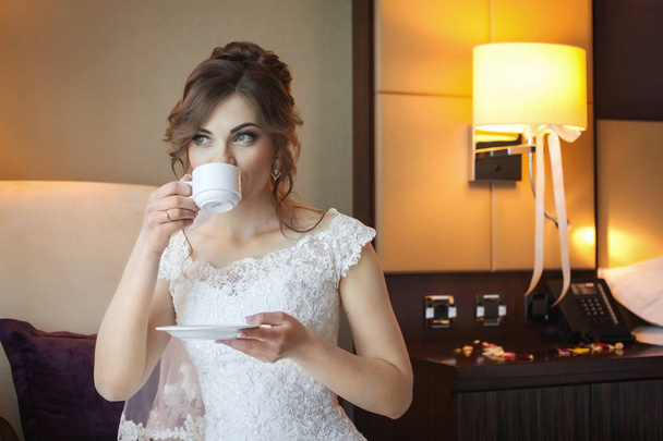 bride drinking tea in the morning - Fotoğraf, Görsel