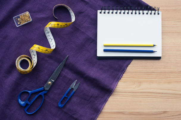 vista superior de la mesa con herramientas de costura sobre tela púrpura
 - Foto, Imagen
