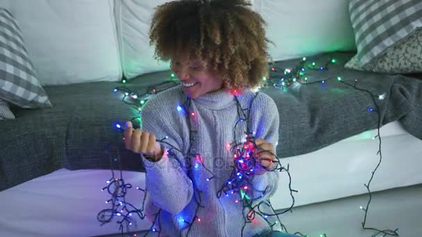 Modèle souriant avec lumières de Noël
 - Séquence, vidéo