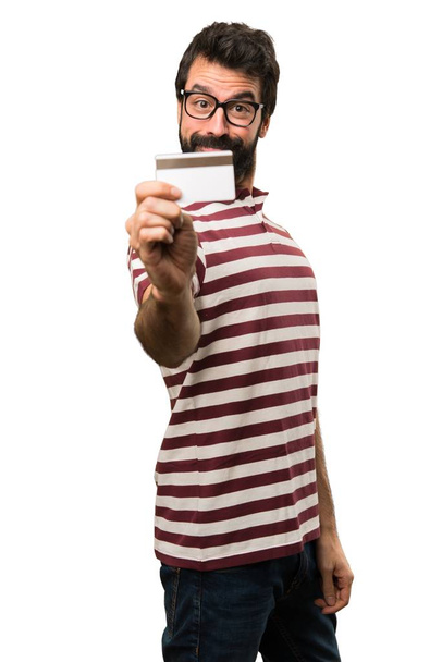 Чоловік в окулярах тримає кредитну картку
 - Фото, зображення